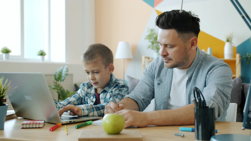 Tata z synem uczą się razem programowania
